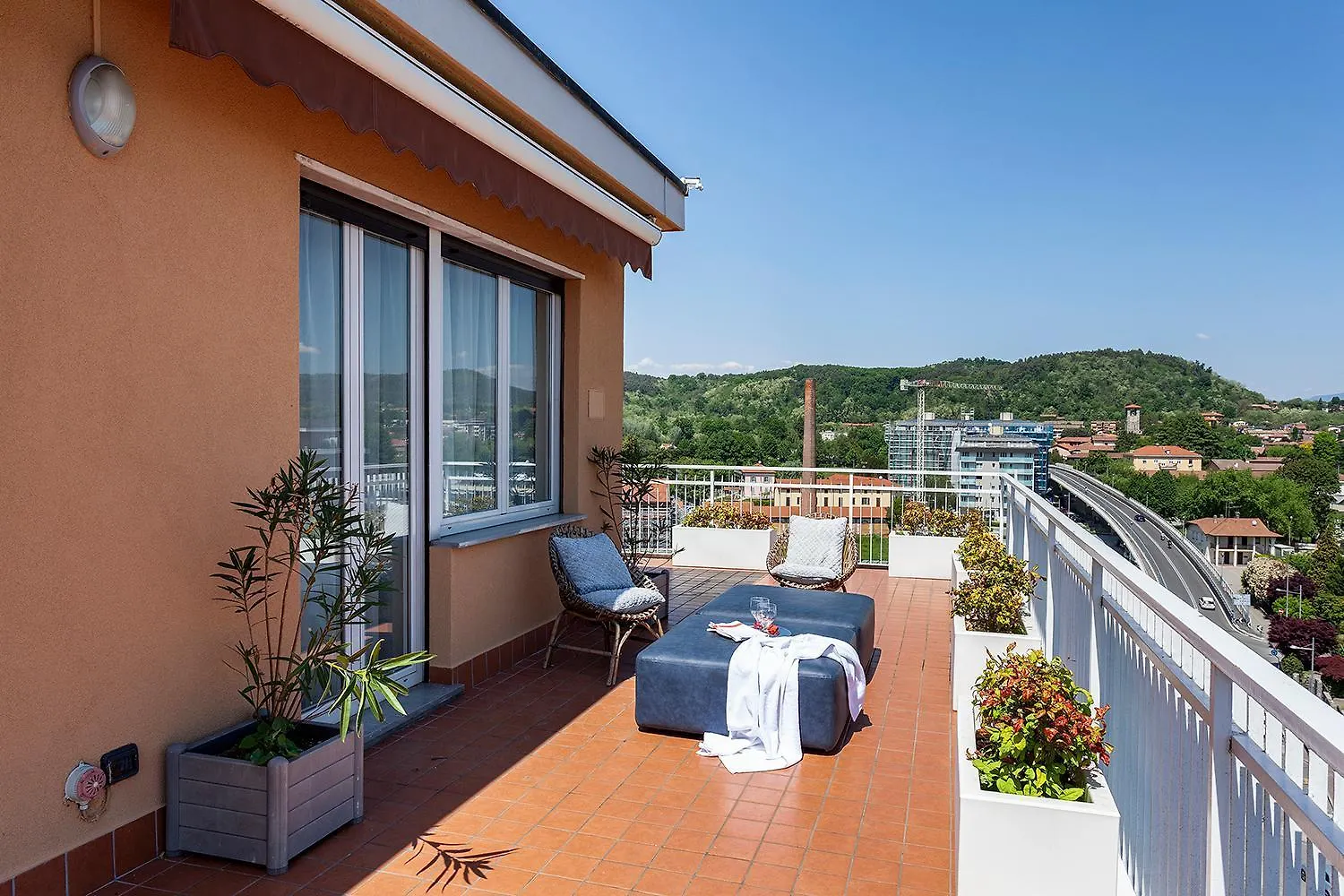 The Red Penthouse - Family Apart With Terrace 2 Bedroom Private Park Sesto Calende Italy