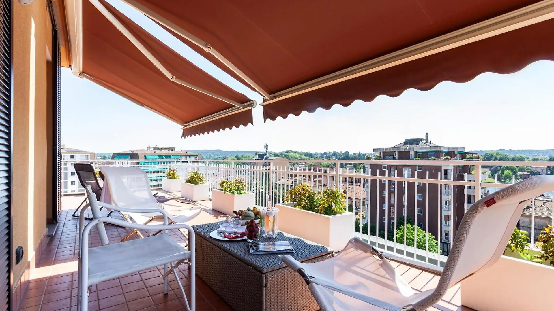 Apartment The Red Penthouse - Family Apart With Terrace 2 Bedroom Private Park Sesto Calende