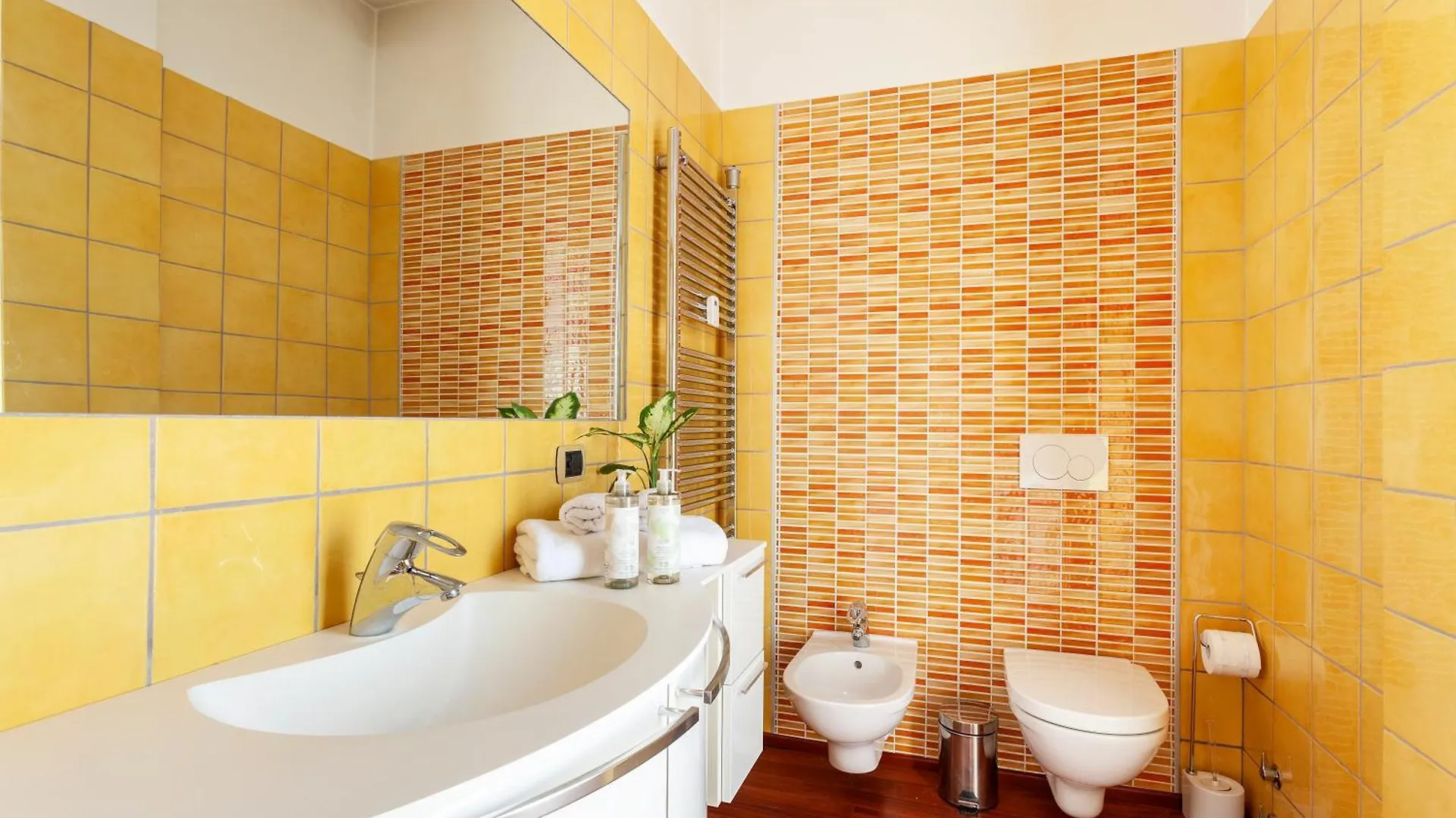 The Red Penthouse - Family Apart With Terrace 2 Bedroom Private Park Sesto Calende