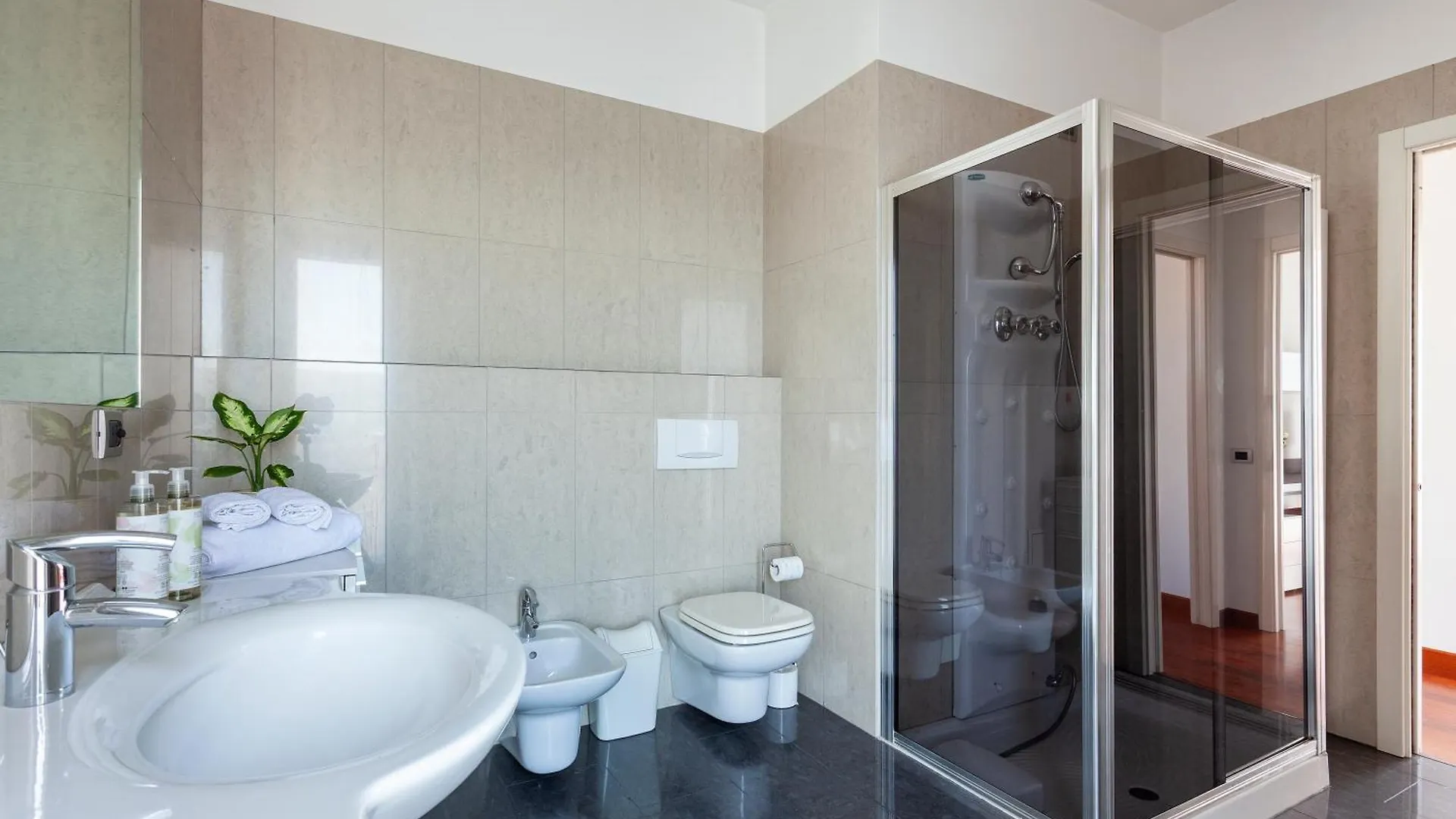 Apartment The Red Penthouse - Family Apart With Terrace 2 Bedroom Private Park Sesto Calende Italy